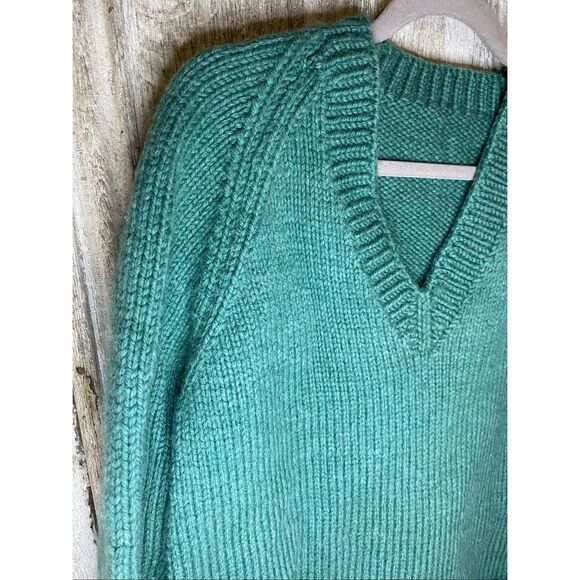 Size large/XL handmade heavy weight wool sweater. Like new condition! - Picture 3 of 5